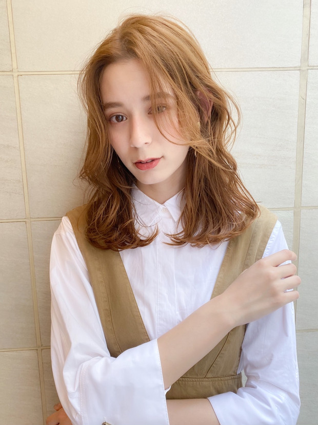 代 30代おすすめヘア秋編 小顔効果抜群の前髪なしロング カジュアルの中にも女性らしさを ローリエプレス