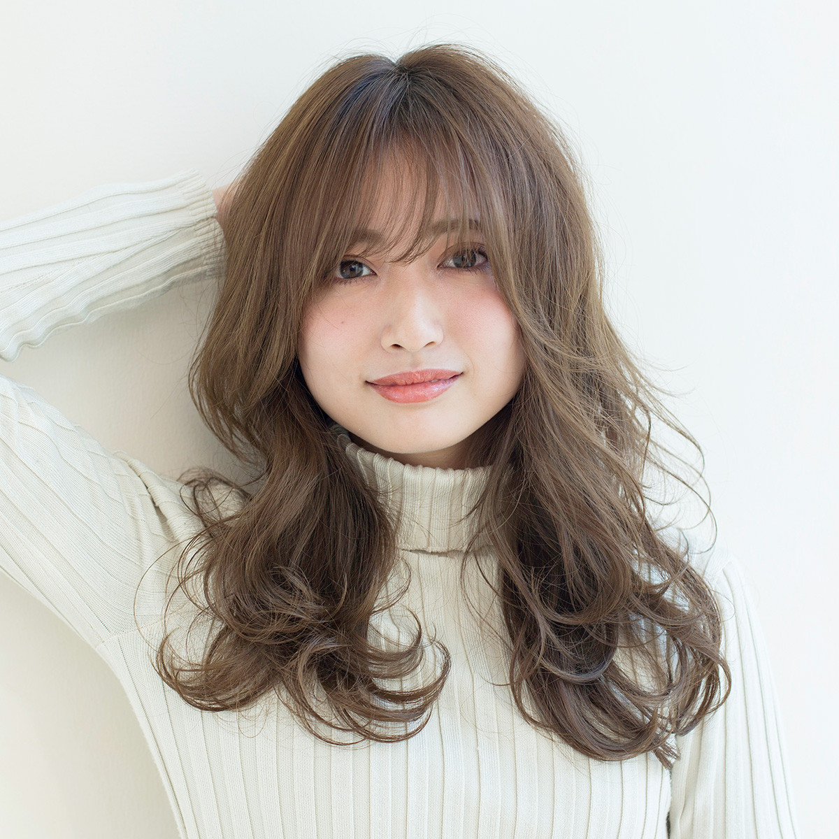 強めウェーブ シースルーバングでクールな色気を放つ愛されロングに変身 ローリエプレス
