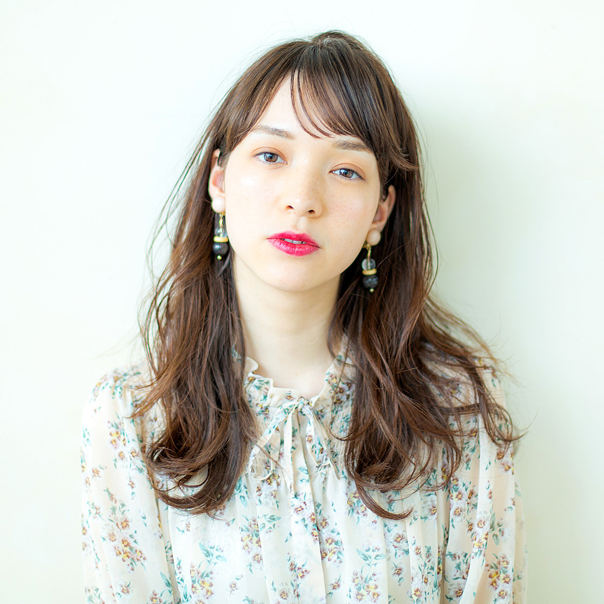 似合わせ重視の眉上バングで ロングウェーブを今ドキ顔にアップデート ローリエプレス