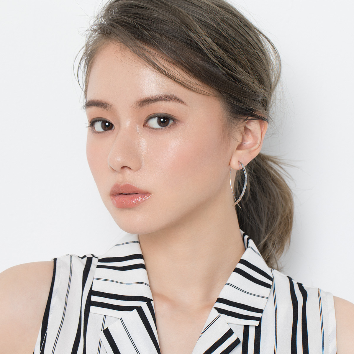 女優 山本舞香主演 Tppo別 夏のカラーコスメで 仕事がデキる女性 と思わせるオフィスメイクに挑戦 ローリエプレス