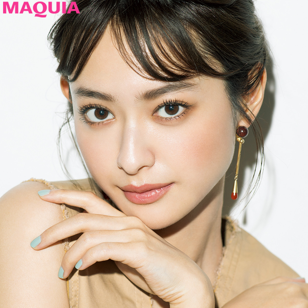 華やかな目鼻立ちのハーフ系顔が アビシニアン風メイク で高貴なモード美女に ローリエプレス