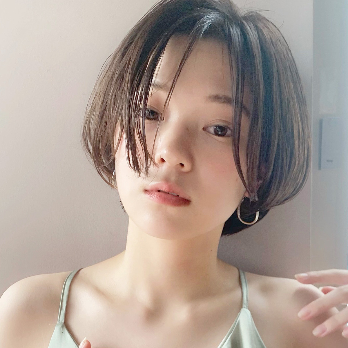 ヘルシームードに色気がチラリ 小顔見せ女っぽショートボブ ローリエプレス