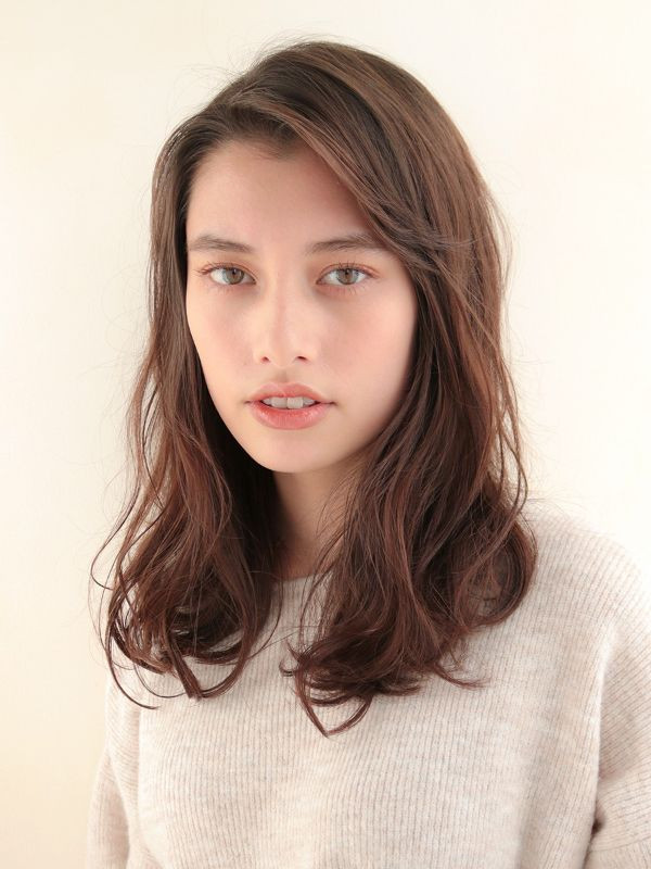 年最新 セミロングの髪型 ヘアスタイル選 かわいいも大人っぽいも叶う 前髪あり なし別おすすめヘアまとめ ローリエプレス