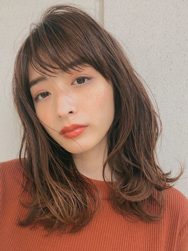 年最新 セミロングの髪型 ヘアスタイル選 かわいいも大人っぽいも叶う 前髪あり なし別おすすめヘアまとめ ローリエプレス