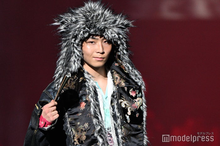 WATWING八村倫太郎、独創的なスタイリングに「狼男？」「ギャップ