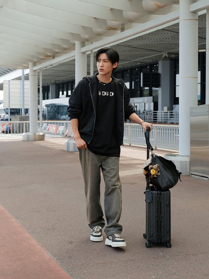 Snow Man目黒蓮「フェンディ」纏い成田空港登場 ミラノ開催