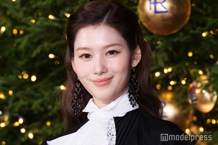 TWICEサナ、背中ざっくり美麗ドレスで魅了 メンバーに贈りたいものは