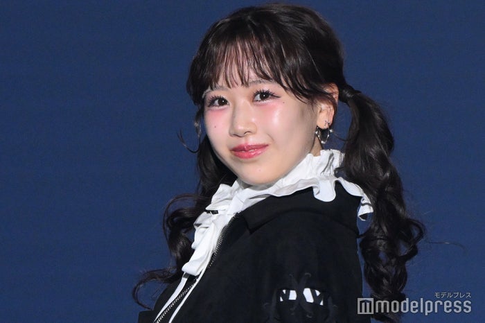 FRUITS ZIPPER松本かれん、モノトーンコーデで雰囲気ガラリ 笑顔封印