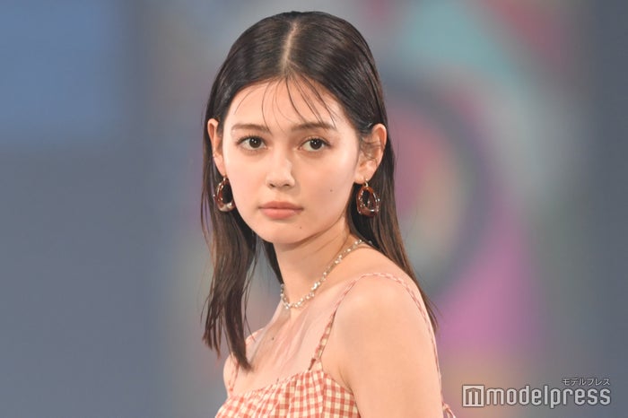 ViVi」モデル・村上愛花、妹の早稲田大学卒業式駆けつけ2ショット公開