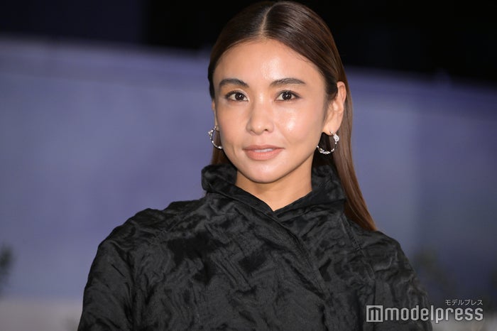 滝沢眞規子、“ロンドンの長女宅で撮影”家族5人集合ショット公開「オシャレな家族」「圧倒的オーラ」と反響 2024年7月7日 エキサイトニュース