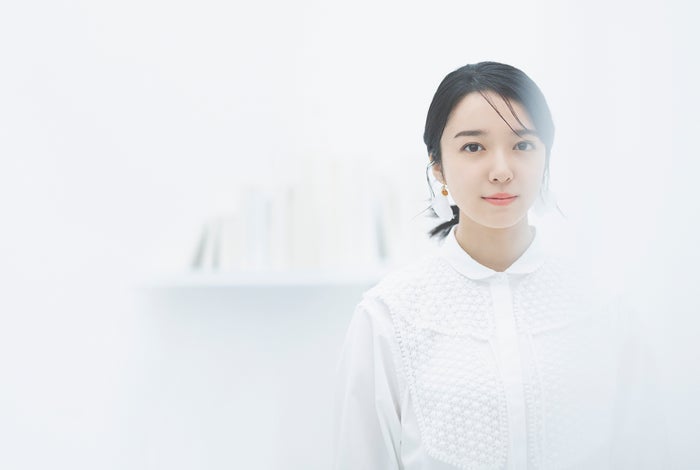 上白石萌音、新シングル「スピン」のミューシックビデオ公開 書店員に扮した姿披露＜I'll be there／スピン＞ (2021年9月29日) - Vimarsana News