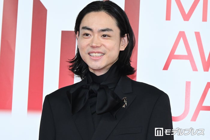 菅田将暉スーツでかい セットアップ 90 s ダブル スーツ 菅田将暉 紺色