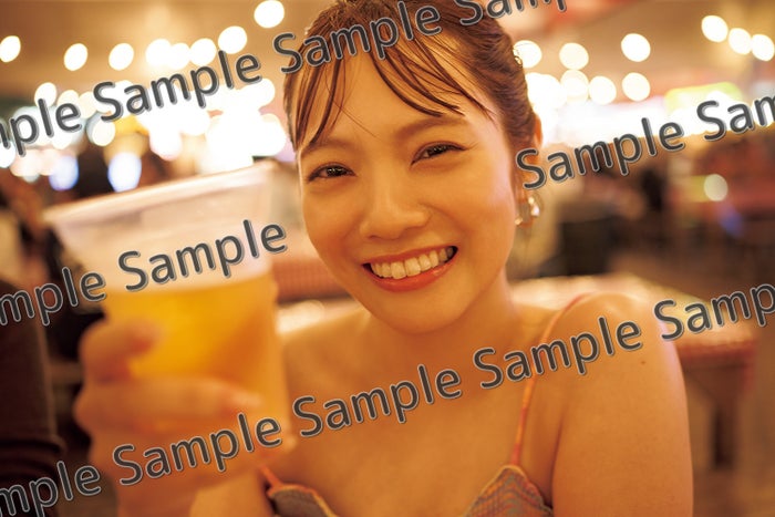 宮田愛萌、セブの海・ナイトマーケットで素の表情 1st写真集特典解禁