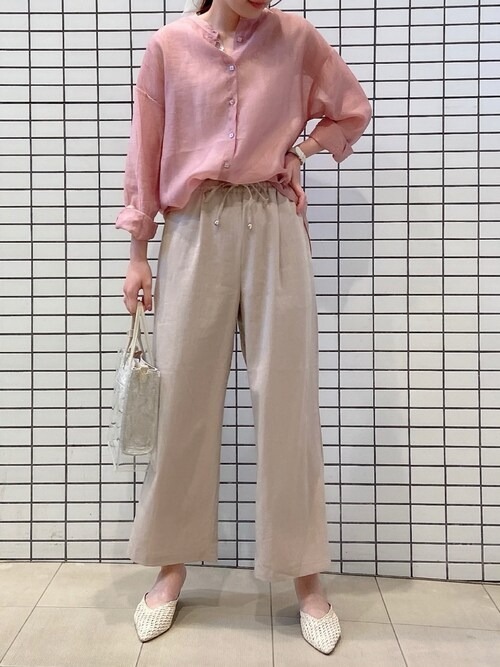 今春は断然 ピンク がおすすめ 羽織るだけで美人見え おしゃれな人の春シャツコーデ ローリエプレス