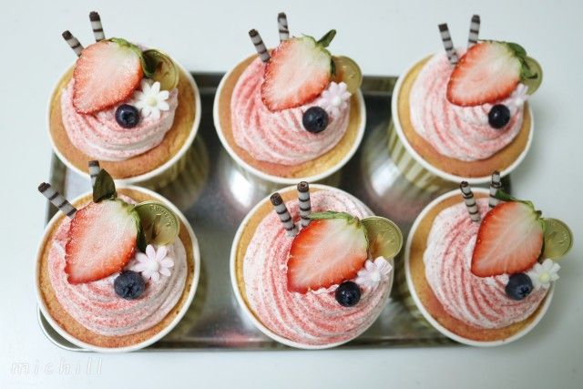 苺たっぷり ふわふわストロベリーカップケーキの簡単レシピ ローリエプレス