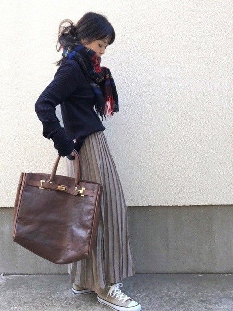茶色スカートのコーデまとめ 秋っぽさ抜群 一枚あれば春の大人スタイルにも着回せる Lamire ラミレ
