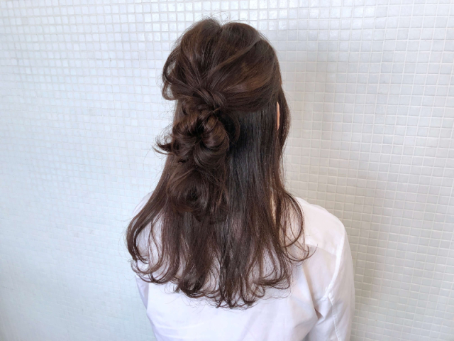 ミディアム ロングヘアさん向け ゴム4本だけで凝ってる風 時短ハーフアップお団子アレンジ ローリエプレス