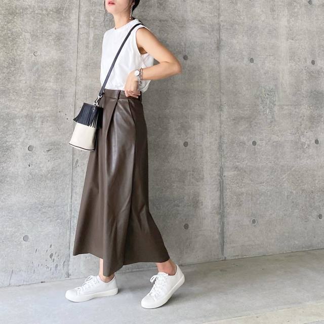 スニーカー でもキレイめは叶う じつはオトナの夏服と好相性 スニーカーコーデのコツ ローリエプレス