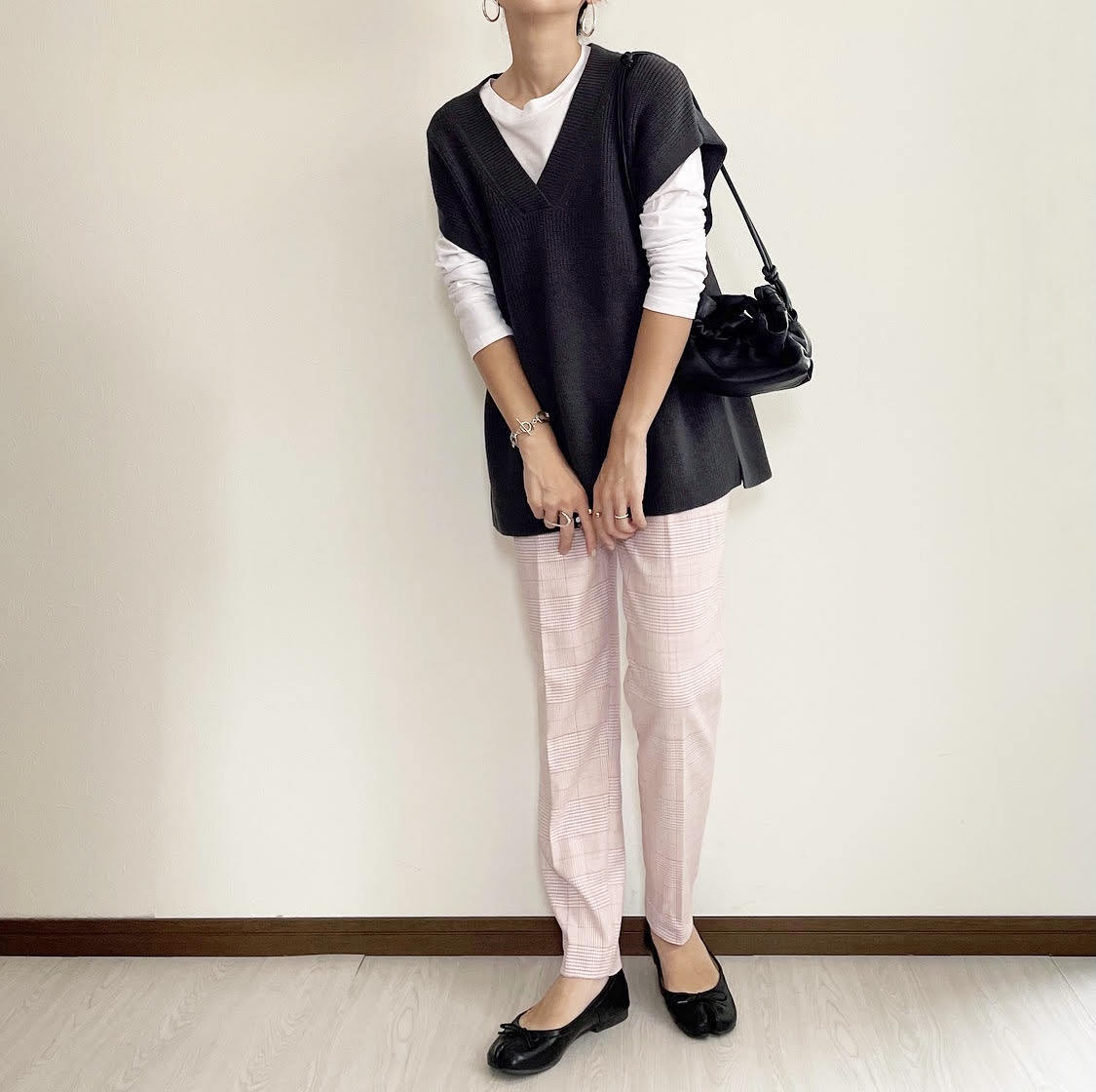 秋コーデのマンネリ解消に使える Gu ニットベスト で大人女子の正解バランスコーデ術 ローリエプレス