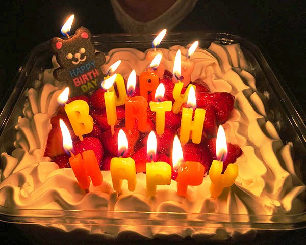 コストコ大盛りケーキで家族の誕生日を祝ったら すごい反応だった 18年2月15日 エキサイトニュース