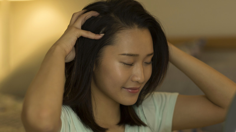 頭皮がたるむと顔もたるむ 頭皮の老化と顔のカンケイ 19年7月19日 エキサイトニュース