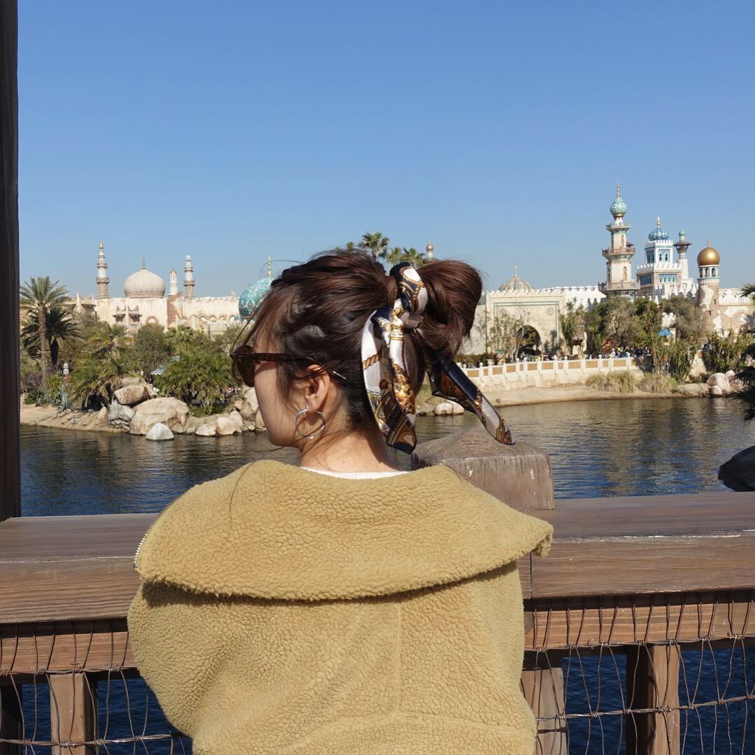 小春日和のディズニーコーデ スカーフアレンジでカチューシャ要らず ローリエプレス