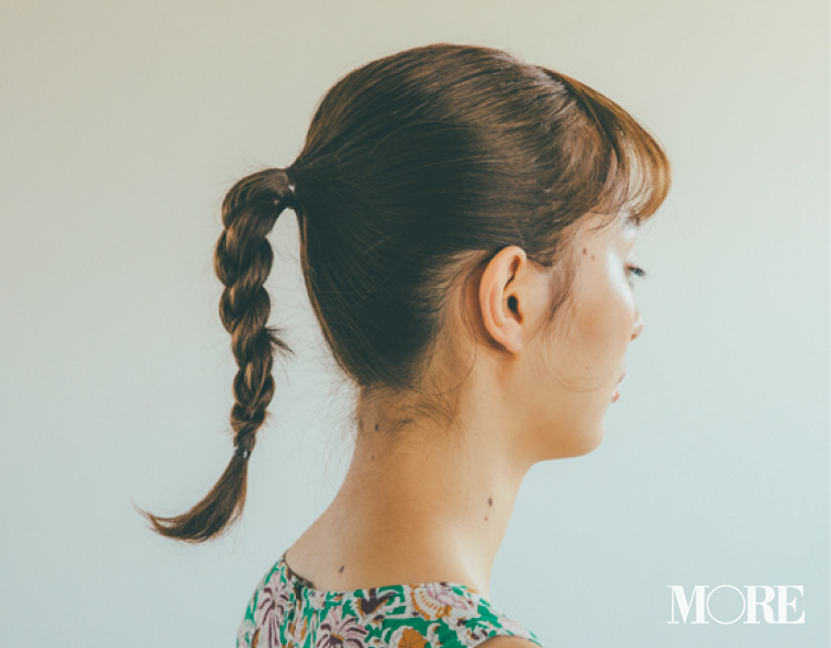 休日のヘアアレンジ 花柄ワンピ 三つ編みポニー で ロング ミディアム ボブの印象をいっきに夏らしく ローリエプレス