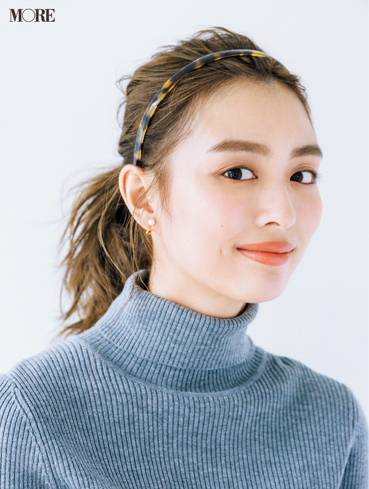 内田理央がお手本 Gu のシンプルニットを格上げする簡単ヘアアレンジ ミディアムやボブの人に ヘアワックスやスプレーのおすすめも ローリエプレス