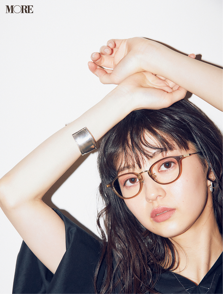 メガネの日はチークよりハイライトが重要 もっとおしゃれにメガネをかけるための4tips ローリエプレス