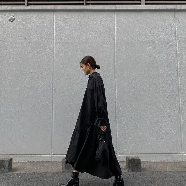 黒ワンピースに Charles Keith のブーツを合わせて冬コーデ ローリエプレス