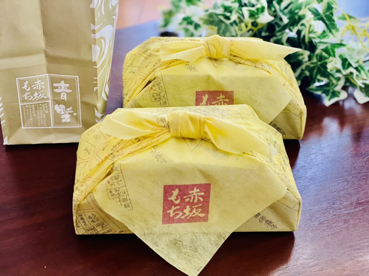 赤坂青野】和菓子を買うならココ！小風呂敷包みがおしゃれ《赤坂もち》が絶品♡ - ローリエプレス