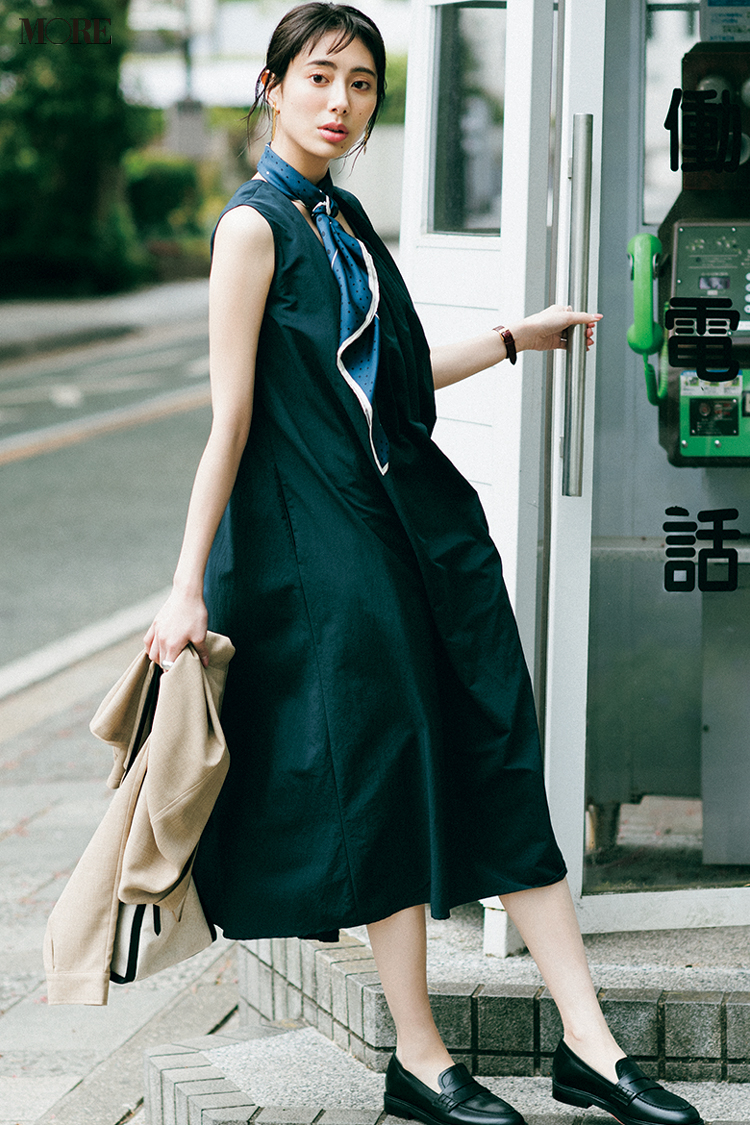 今日のコーデ 土屋巴瑞季 撥水素材の黒ワンピース 小物で洗練感をちょい足し ローリエプレス