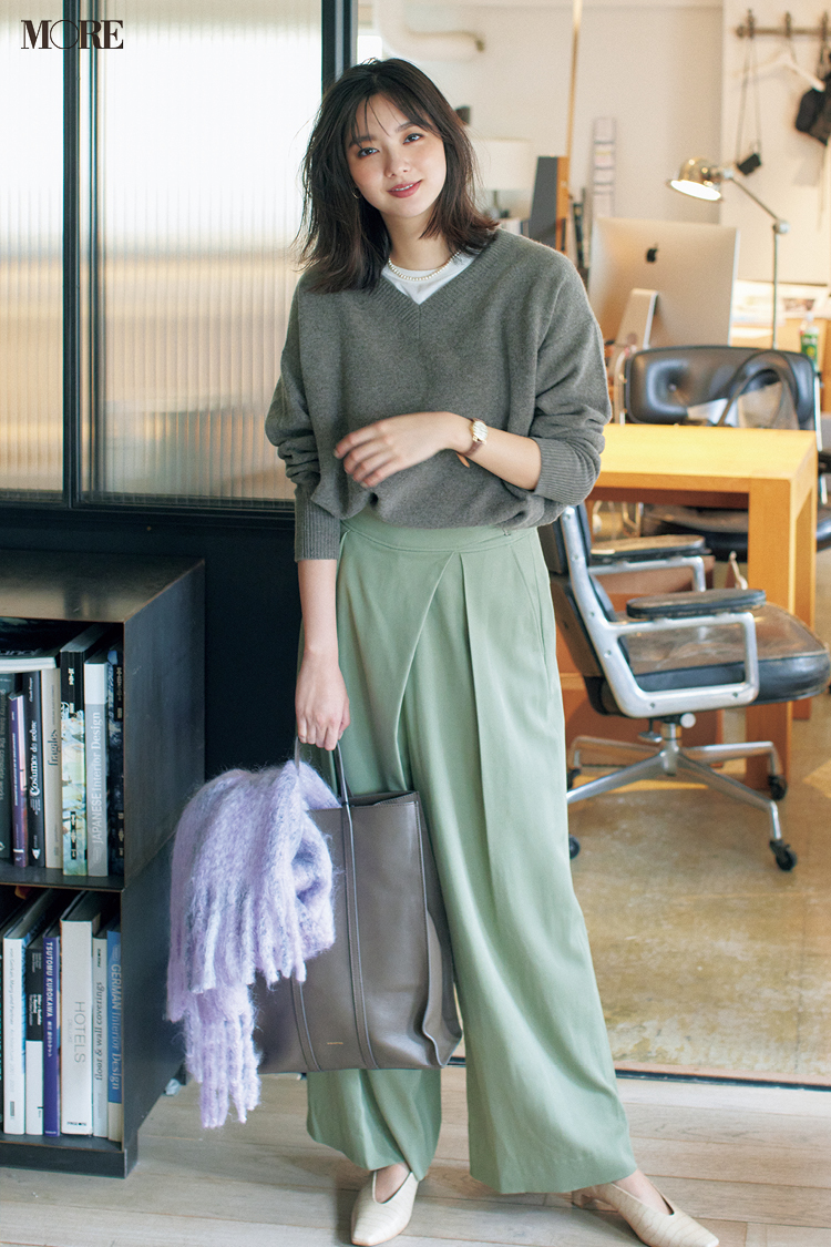 今日のコーデ 新川優愛 知的なvネックニットが味方 ニュアンスカラーで大人見えも ローリエプレス