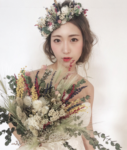 秋冬の結婚式に一押し 花嫁の魅力を引き立てる シックなフラワーウェディングヘアカタログ ローリエプレス