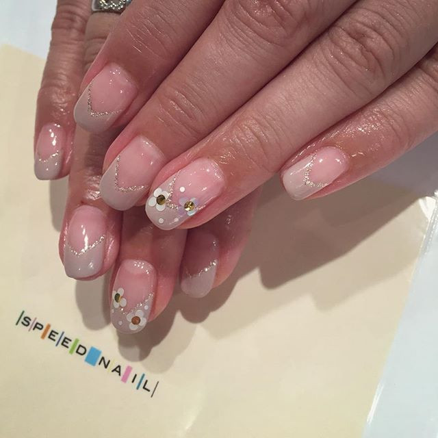 上品さが魅力 オフィスでも気分が上がるグレージュネイル選 ローリエプレス