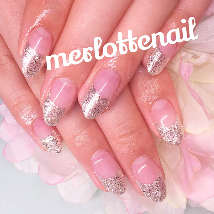 上品な華やかさを ラメ入りキラキラネイル特集 ローリエプレス