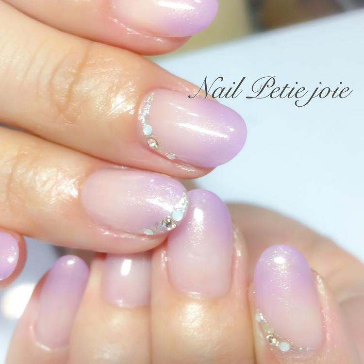 大人っぽい春ネイルがしたい 指がきれいに見えるすみれ色ネイル ローリエプレス