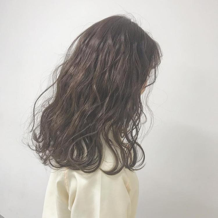 ヘアオイルはセットにも使える 濡れツヤ髪を叶えるヘアオイルの使い方 ローリエプレス