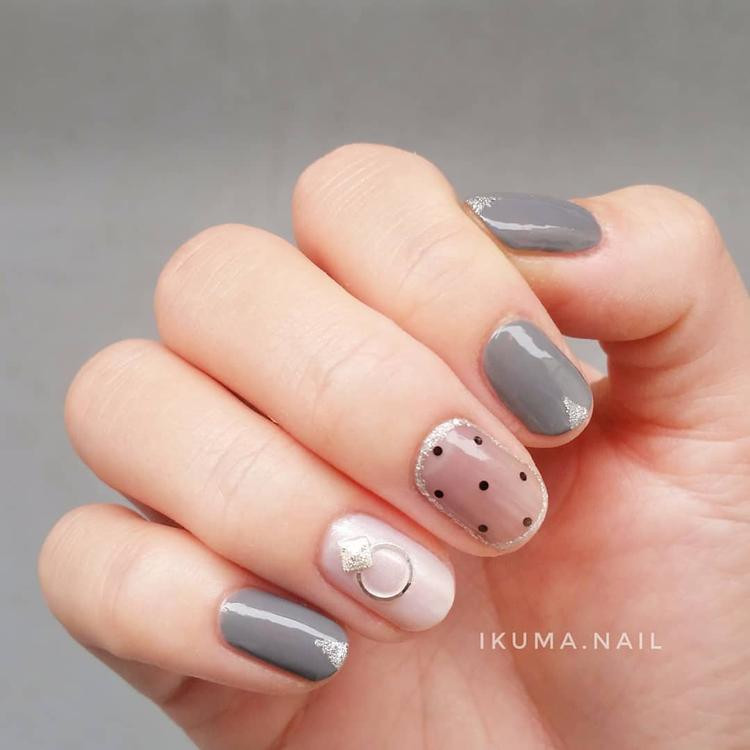 ライトグレーで作る ふんわり大人っぽネイル７選 ローリエプレス