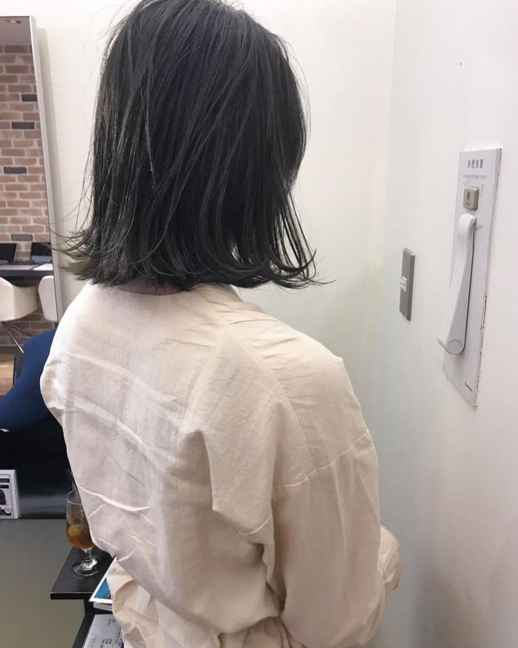 初夏にぴったり 透明感を引き出すオススメのアッシュ系ヘアカラー特集 ローリエプレス