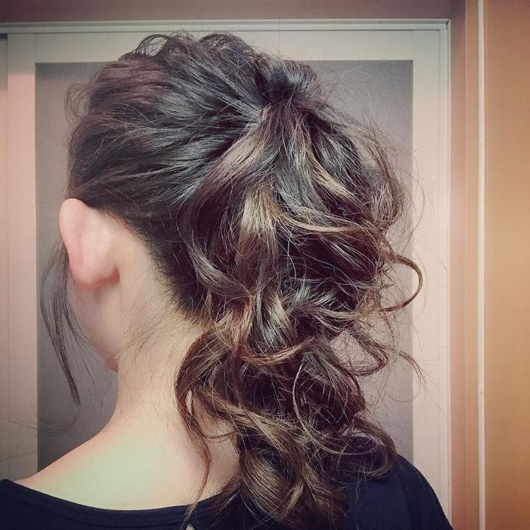 ポニーテールも ウェーブ でさらに可愛く 女子力upの大人可愛いヘアスタイル特集 ローリエプレス