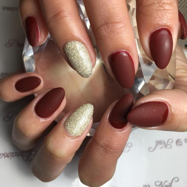 濃い カラーで恋を呼ぶ 秋にぴったりのこっくりカラーネイル6選 ローリエプレス