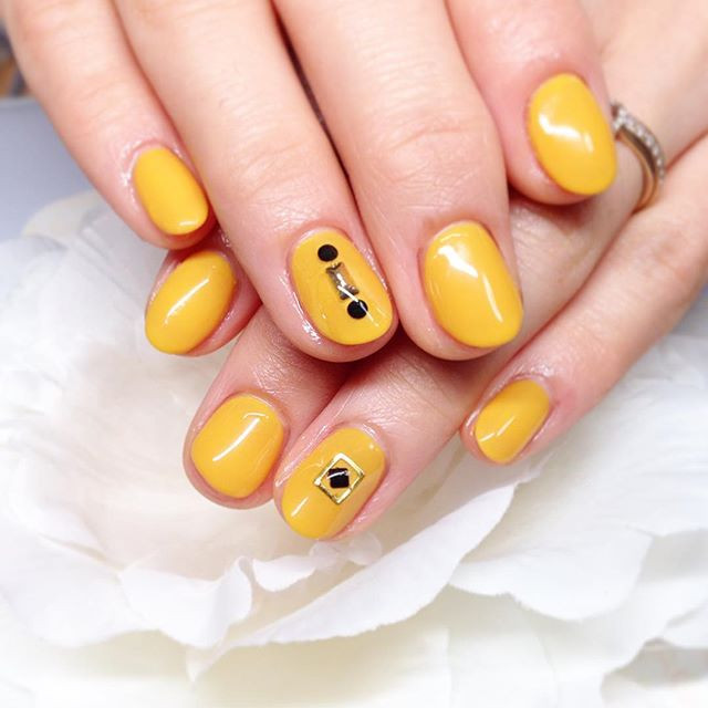 マスタードイエロー で垢抜けネイル 秋冬にぴったりのマスタードネイル8選 ローリエプレス