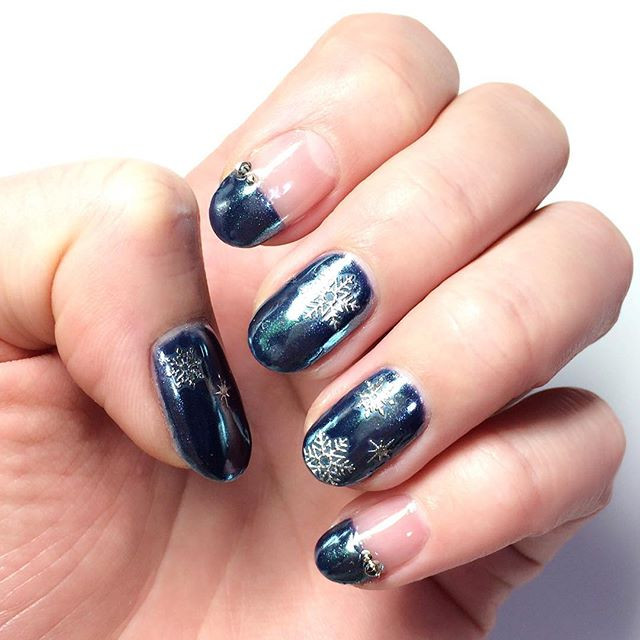 冬こそ ブルー カラーでネイルを楽しむ 寒い冬の幻想的なデザイン8選 ローリエプレス