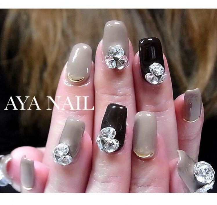 スワロフスキー で華やかネイル お呼ばれにもおすすめのデザイン8選 ローリエプレス