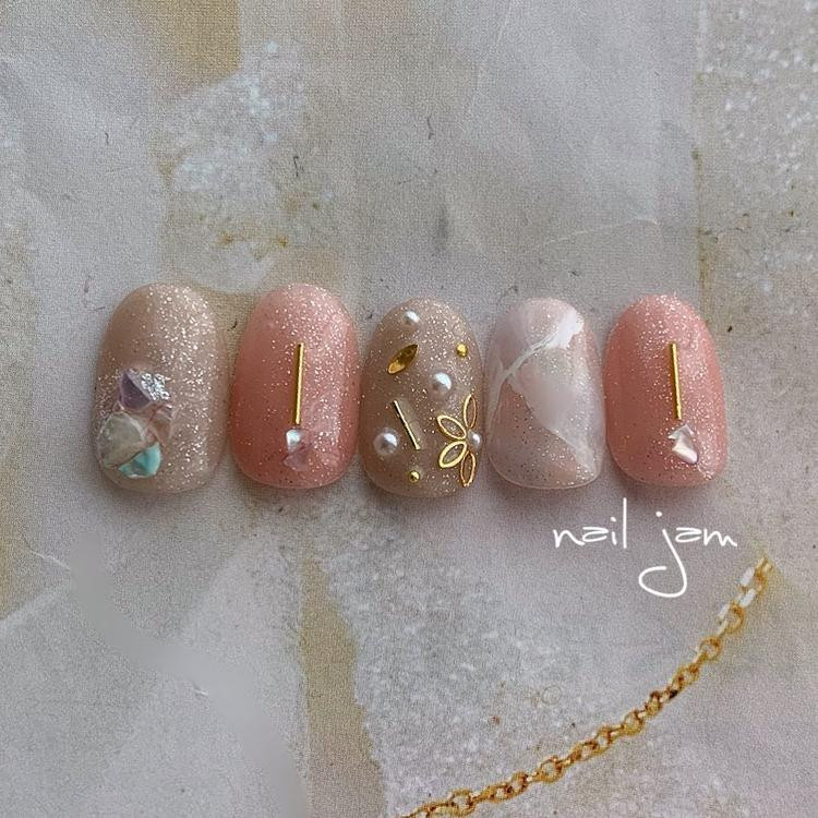 華やかな輝きでこなれ感up 冬にもぴったりのユニコーンネイル8選 ローリエプレス