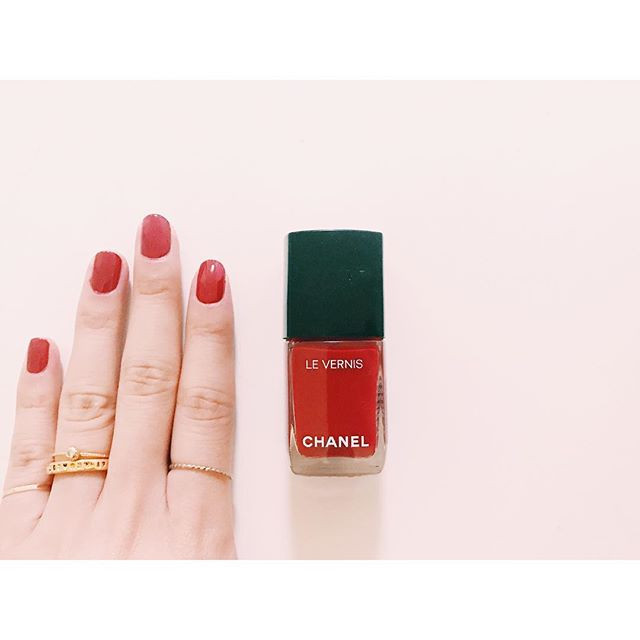 冬は赤が似合う いい女度の上がるデザイン豊富な赤ネイル特集 ローリエプレス