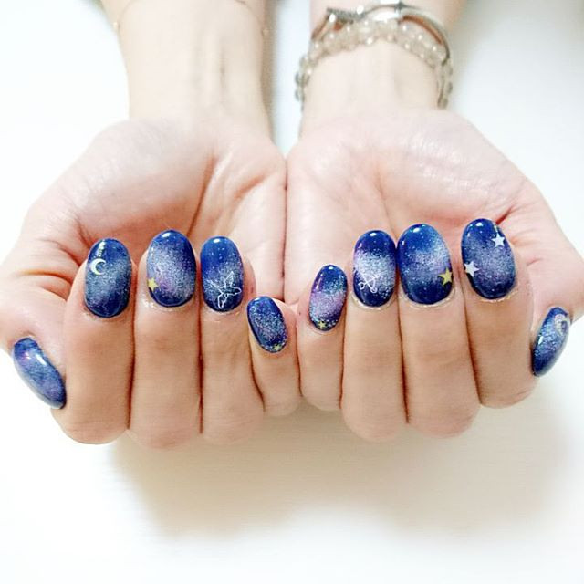 たまには個性派ネイルを楽しんでみて 垢抜けた可愛さの惑星ネイル7選 ローリエプレス