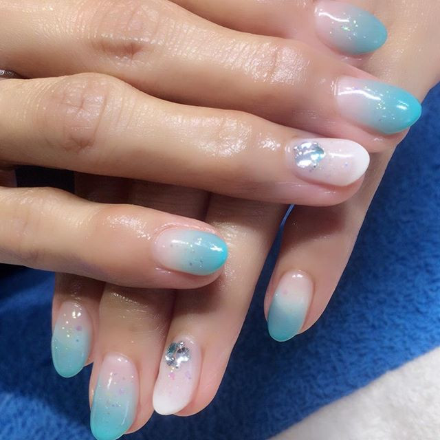 春カラー ラメグラデーションで春ネイル 大人可愛いネイルデザイン8選 ローリエプレス