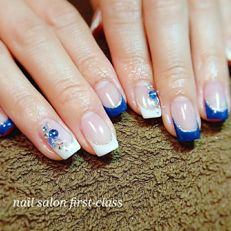 フレンチネイルにもアレンジを シルバーラインを入れたおしゃ見えネイルデザイン8選 ローリエプレス